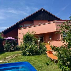 Balatonalmádi Apartmanház, hotel in Balatonalmádi