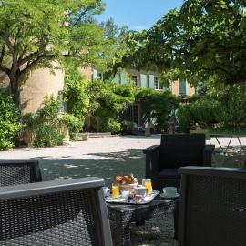 Logis Hôtel Castel Mouisson, hotelli kohteessa Barbentane