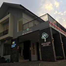 Arainn Bed & Breakfast Tretes Prigen by ecommerceloka, хотел в Prigen