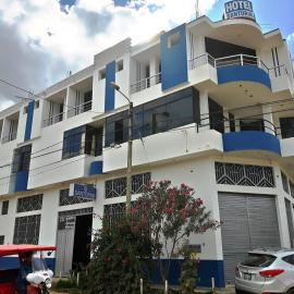 Hotel Santorini، فندق في جيان
