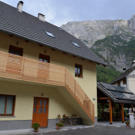 Hiša Urška, hotel in Log pod Mangartom