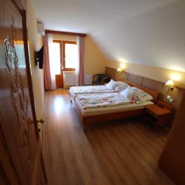 Zöld sziget Apartmanház, hotel in Gyenesdiás