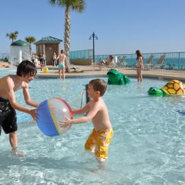 LAKETOWN 5 POOLs STEPS TO BEACH FAMILY FRIENDLY, hotel in Panama City Beach