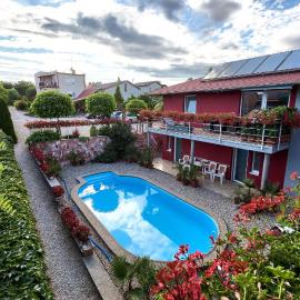 Apartmánový dom RED, hotel a Podhájska