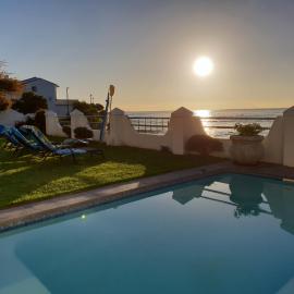 Westbank Private Beach Villa, 4 Bedrooms, Private pool, on the Beach!, hotel in Gordonʼs Bay