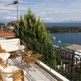 Beach Front House With View, hotel i Marathos