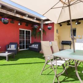 Villa Blanca Tenerife - Private rooms - Terrace and BBQ, 5 minutes from the beach and airport, hotel in San Isidro