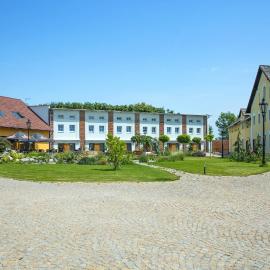 Statek 1738, hotel a Všestudy