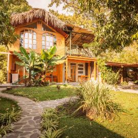 Lake Front Cabin at Los Elementos: Santa Cruz La Laguna'da bir otel