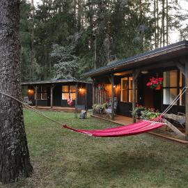 Lodge "Ezīša Midziņa", hotel Ķegumsban