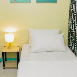 Nomads MNL Backpackers Homestay - near Airport, hotel a Manila