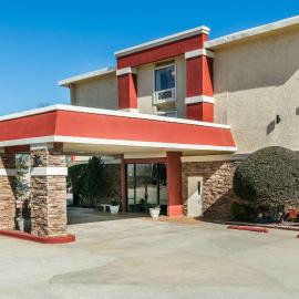 Ramada by Wyndham Oklahoma City Airport North، فندق في مدينة اوكلاهوما