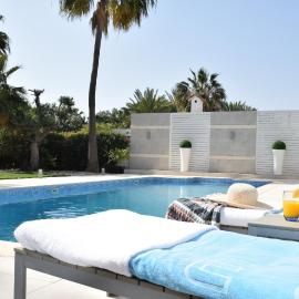 Deluxe First Line Villa, hotel i Perivolia