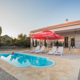 Holiday home with pool Kristal, hotel in Šibenik