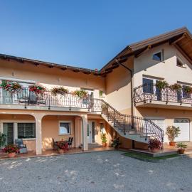Rooms Šajina โรงแรมในPodgrad