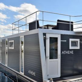 Cosy floating boatlodge Athene, Hotel in Maastricht