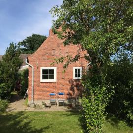 Schoenes-Ferienhaus-mit-Garten-Mid-Century-Moebeln-in-Strand-naehe-Avendorf