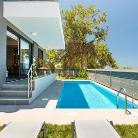 Nisos Villa, Pool & Heated SpaWhirlpool, Walking to Beach, By ThinkVilla