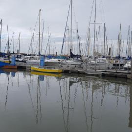 Gemütliche Wohnung 4 mit Balkon zu Fuß zum Strand & Hafen Bensersiel โรงแรมในเบนซาซิเออ