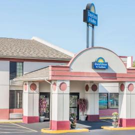 Days Inn & Suites by Wyndham Youngstown / Girard Ohio, מלון בGirard