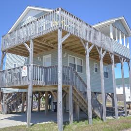 Byrd's Nest - KDH MP 6, Ocean Views, 200 Yards to the Beach, hotel in Kill Devil Hills