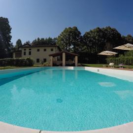 CASALE LA FATA -tipico toscano immerso nelle colline tra Lucca e Versilia, 6 appartamenti indipendenti, hotel em Camaiore
