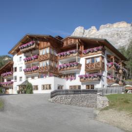 Hotel Ciasa Ai Pini, хотел в Сан Касиано