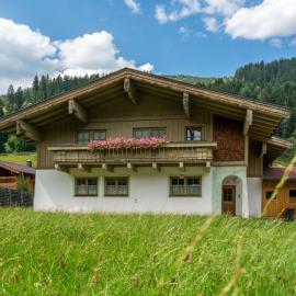 Chalet in Bramberg near Ski Slopes, hotel in Bramberg am Wildkogel