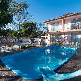 Casa em Bombinhas com piscina, hotel in Bombinhas