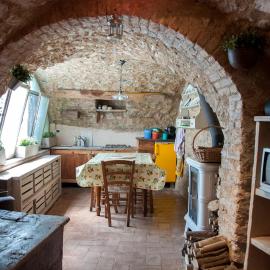 Charming rustic house, hotel in Gardone Riviera