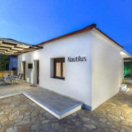 Νautilus luxury apartments, Hotel in Ierissós