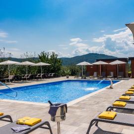 Hotel Degenija, hotel u Selištu Drežničkom