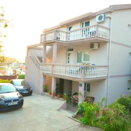 Guesthouse Apartments Čenić, hotel in Bečići