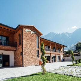 Green Sheep Boutique Hotel: Kazbegi şehrinde bir otel