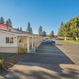 Shasta Pines Motel & Suites, hotel din Burney