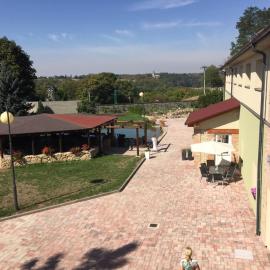 Hotel Dvůr, מלון בKrnsko