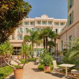 Hôtel Vacances Bleues Balmoral, хотел в Мантон