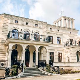 Pałac Wierzbiczany, hotel u gradu Gniewkowo