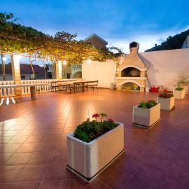 Vila Vukotić, hotel i Petrovac