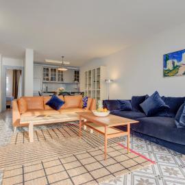 Modern, bright and welcoming oceanfront apartment