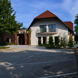 Hotel Rakar, отель в городе Trebnje