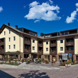 Ariston Dolomiti Residence, hotel Dobbiacóban