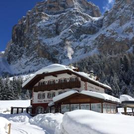 Rifugio Monti Pallidi, hótel í Canazei