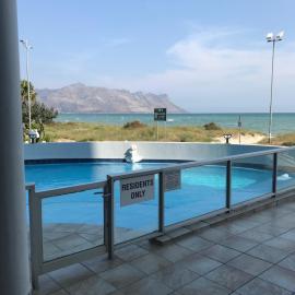 Strand Beach Road Unit 416, hótel í Strand