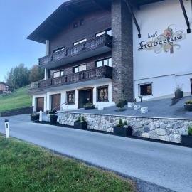 Haus Hubertus mit Sommercard, Hotel in Jerzens