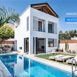 Fos Villa, a Luxe House with Private Heated Pool