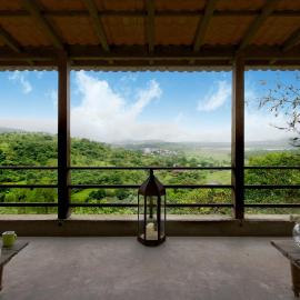 Bungalow 89 by StayVista - A hill-view villa adorned with eclectic interiors for a truly unique & captivating stay, hotel in Lonavala