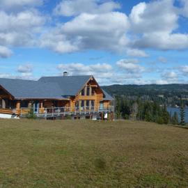 Little Black Bear Lodge/B&B, хотел в Bridge Lake