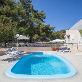 The Olive Grove Villa Private Pool with Sea & Sunset Views, hôtel à Theologos