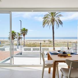 Sunny Beachfront Escape, Hotel in Castelldefels